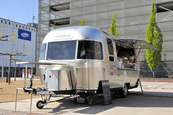Luxury Mirror Stainless Steel Food Trailer Mobile Kitchen Fully Customized Vintage Food Truck For Coffee BBQ Fast Food